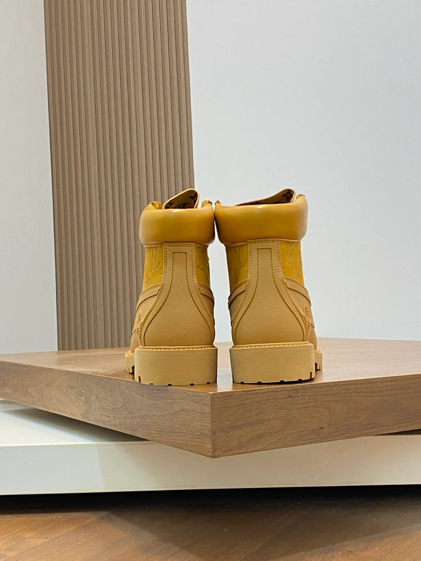 💰760 Top LV x Timberland Timberland co-branded presbyopic rhubarb boots, ankle boots, short boots, LV x Timberland ankle boots are made of Monogram embossed waterproof nubuck cow leather, relying on the brand's exquisite craftsmanship to carefully reshape the classic Timberland 6-inch boot shape in Italy, and make an eye-catching appearance in the 2025 autumn and winter men's wear show created by Pharrell Williams with American workwear style. The Monogram embossed tongue, original Timberland laces and outsole are exquisite details, the leather label expresses the cooperation logo, and the delivery counter is exquisitely packaged! Math 39-44 (order 45)